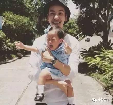 孩子哭闹俩小孩吃瓜,俩小孩哭闹中的欢乐瞬间